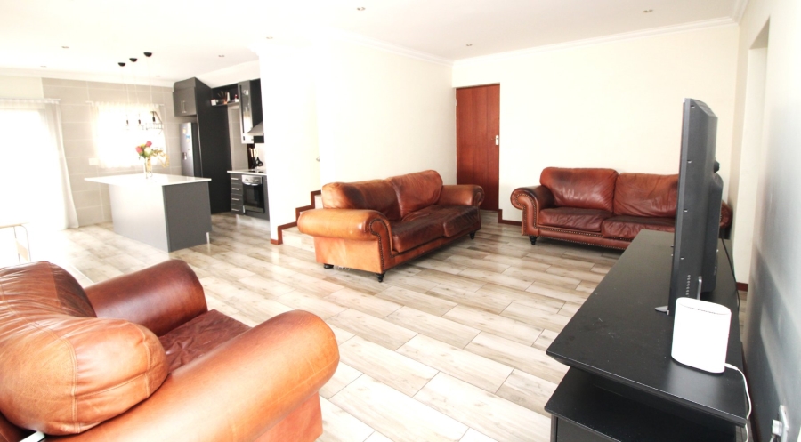 To Let 4 Bedroom Property for Rent in Thatchfield Hills Gauteng