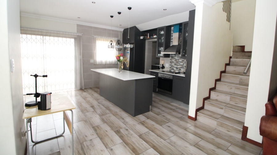 To Let 4 Bedroom Property for Rent in Thatchfield Hills Gauteng