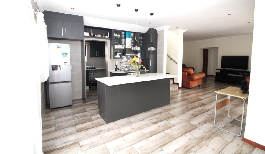 To Let 4 Bedroom Property for Rent in Thatchfield Hills Gauteng