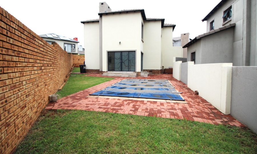 To Let 4 Bedroom Property for Rent in Thatchfield Hills Gauteng
