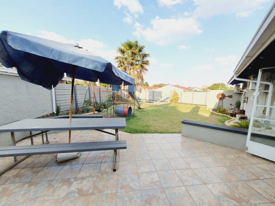 4 Bedroom Property for Sale in Elardus Park Gauteng