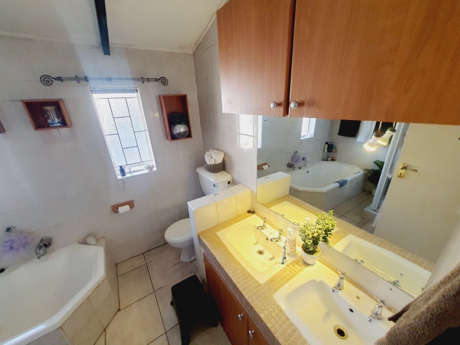 4 Bedroom Property for Sale in Elardus Park Gauteng