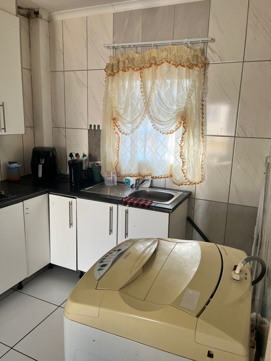 To Let  Bedroom Property for Rent in Glen Austin Gauteng