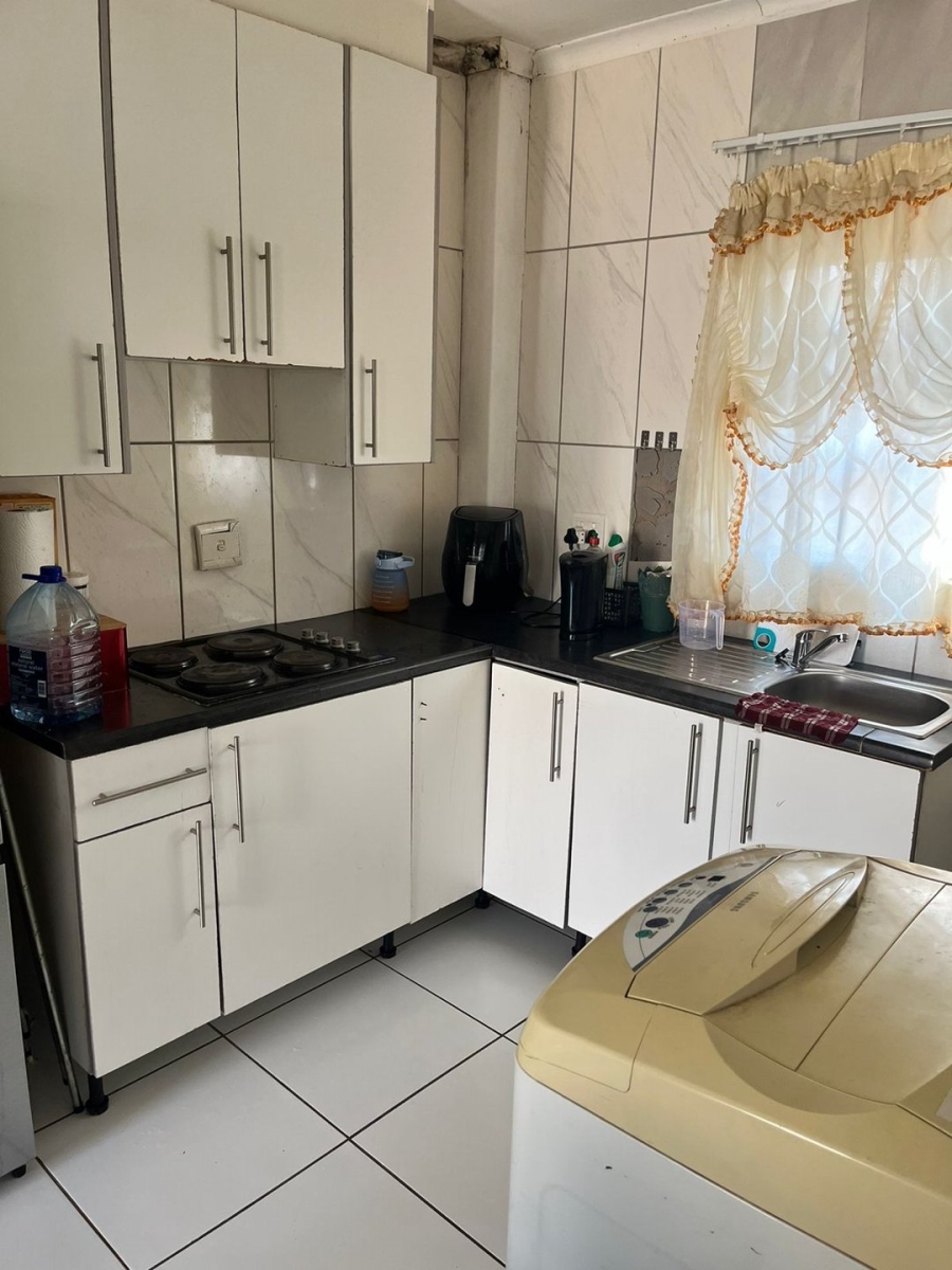 To Let  Bedroom Property for Rent in Glen Austin Gauteng
