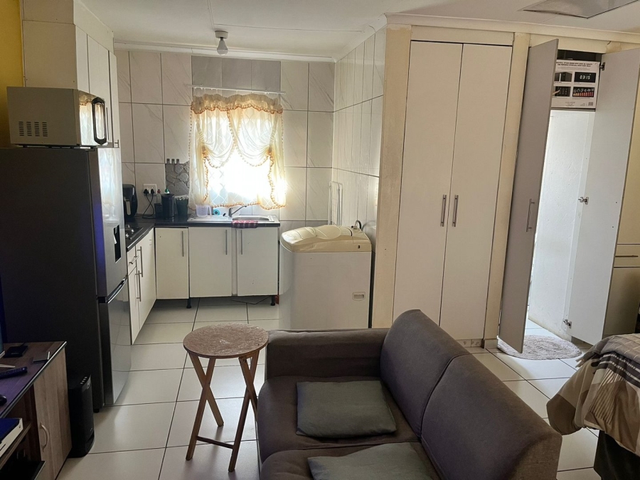 To Let  Bedroom Property for Rent in Glen Austin Gauteng