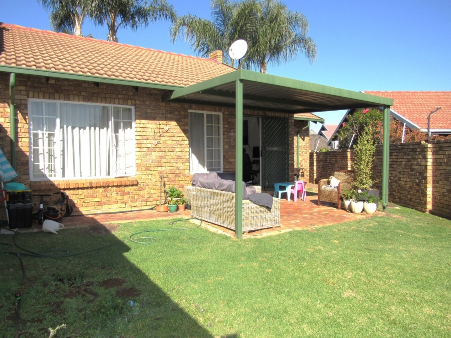 2 Bedroom Property for Sale in Rooihuiskraal North Gauteng