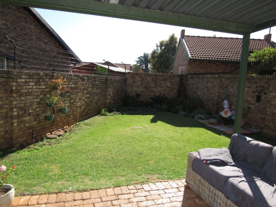 2 Bedroom Property for Sale in Rooihuiskraal North Gauteng