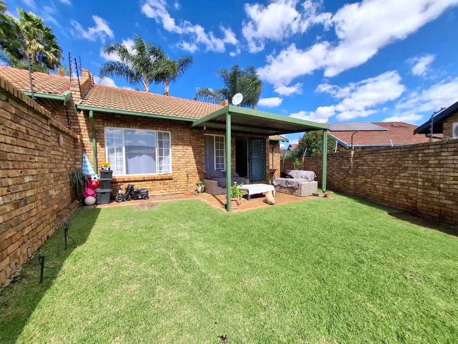 2 Bedroom Property for Sale in Rooihuiskraal North Gauteng