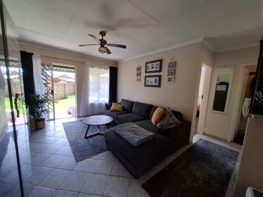 2 Bedroom Property for Sale in Rooihuiskraal North Gauteng