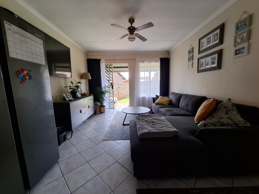 2 Bedroom Property for Sale in Rooihuiskraal North Gauteng
