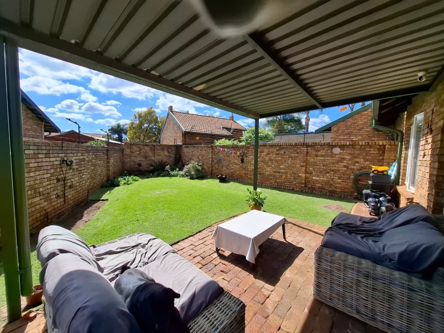 2 Bedroom Property for Sale in Rooihuiskraal North Gauteng