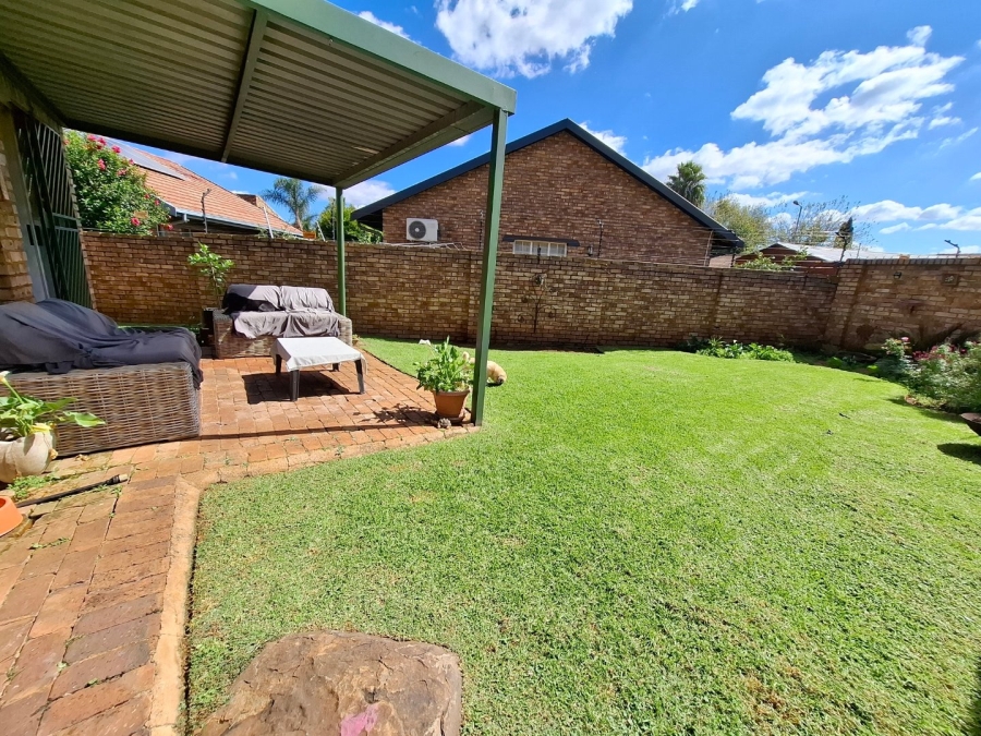 2 Bedroom Property for Sale in Rooihuiskraal North Gauteng