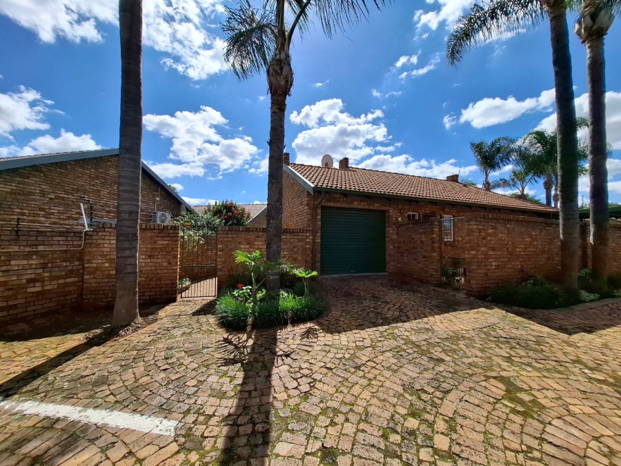 2 Bedroom Property for Sale in Rooihuiskraal North Gauteng