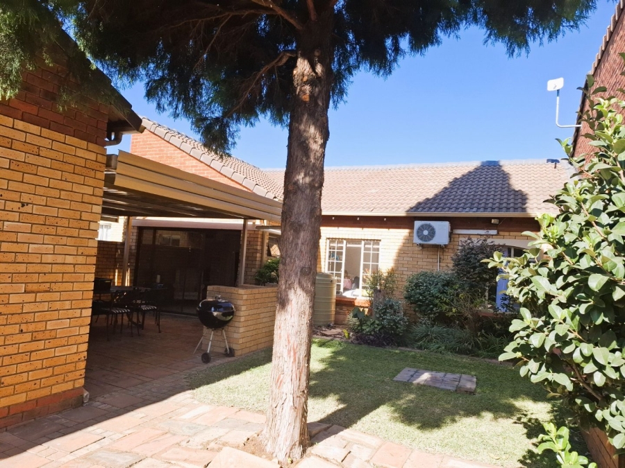 To Let 2 Bedroom Property for Rent in Equestria Gauteng