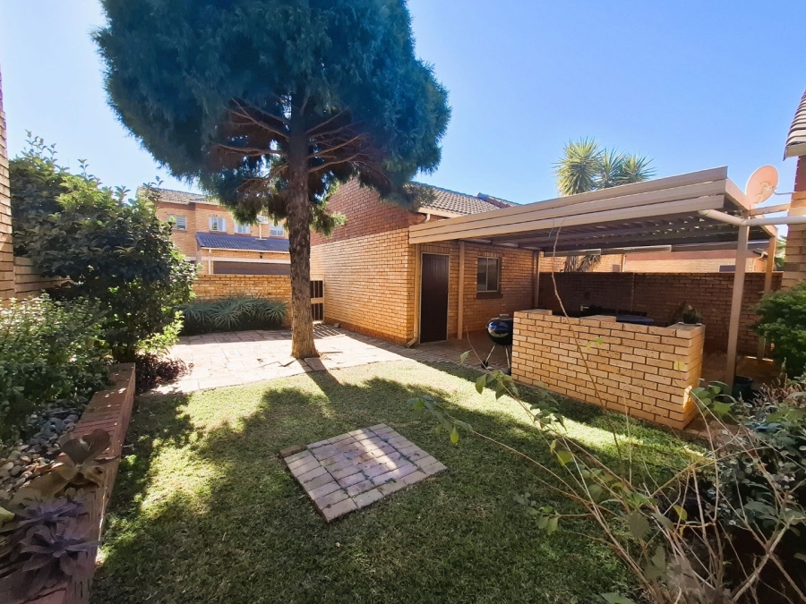 To Let 2 Bedroom Property for Rent in Equestria Gauteng