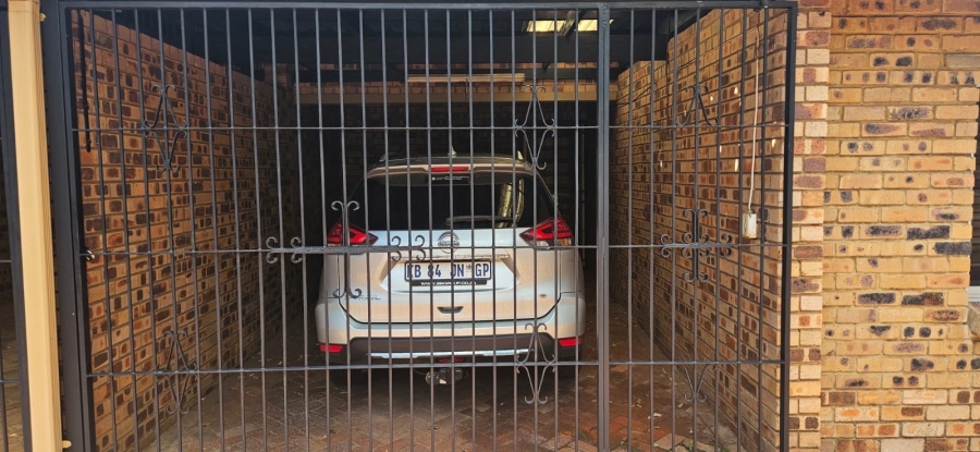 To Let 3 Bedroom Property for Rent in Faerie Glen Gauteng