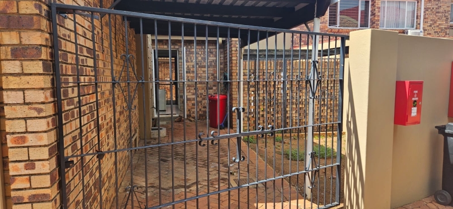 To Let 3 Bedroom Property for Rent in Faerie Glen Gauteng