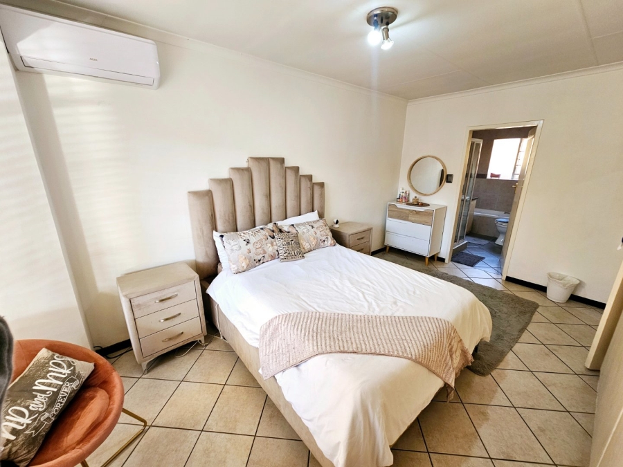 2 Bedroom Property for Sale in Monavoni Gauteng