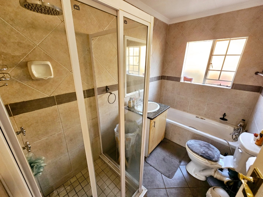 2 Bedroom Property for Sale in Monavoni Gauteng