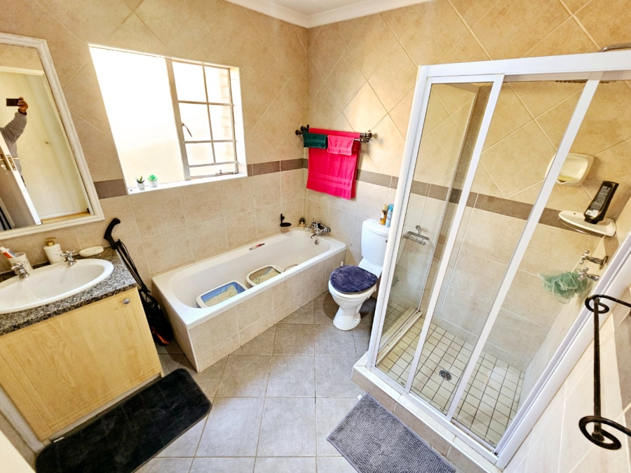 2 Bedroom Property for Sale in Monavoni Gauteng