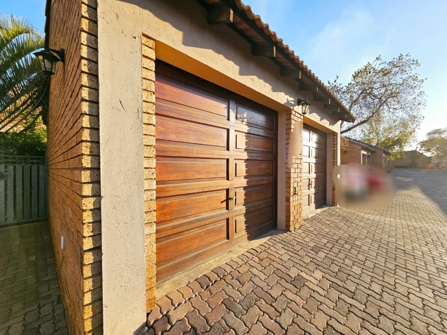 2 Bedroom Property for Sale in Monavoni Gauteng