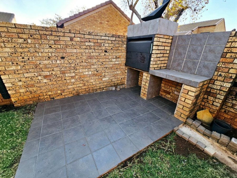 2 Bedroom Property for Sale in Monavoni Gauteng