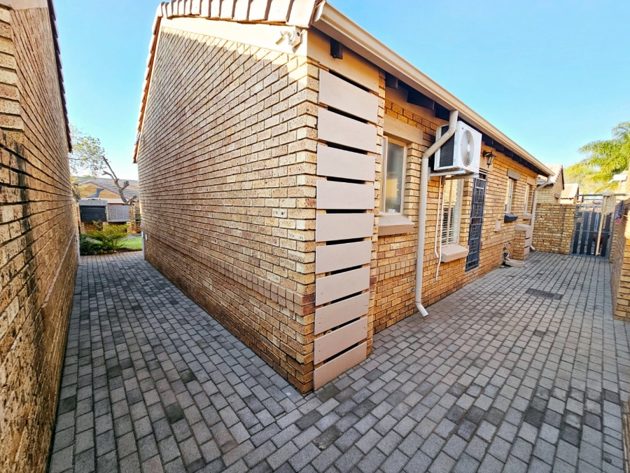 2 Bedroom Property for Sale in Monavoni Gauteng