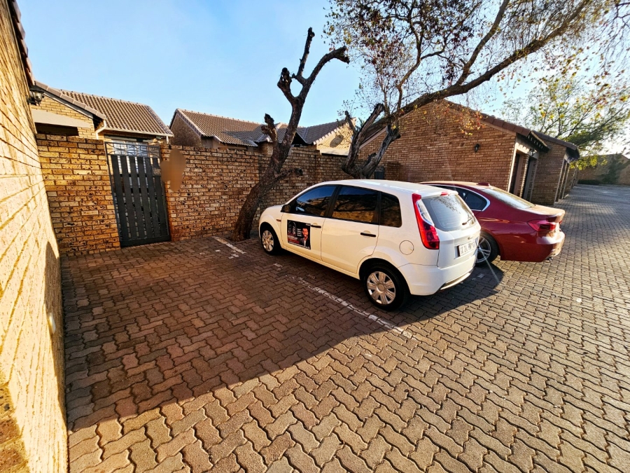 2 Bedroom Property for Sale in Monavoni Gauteng