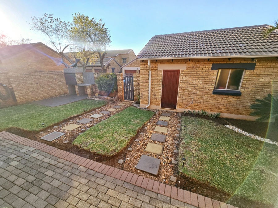 2 Bedroom Property for Sale in Monavoni Gauteng
