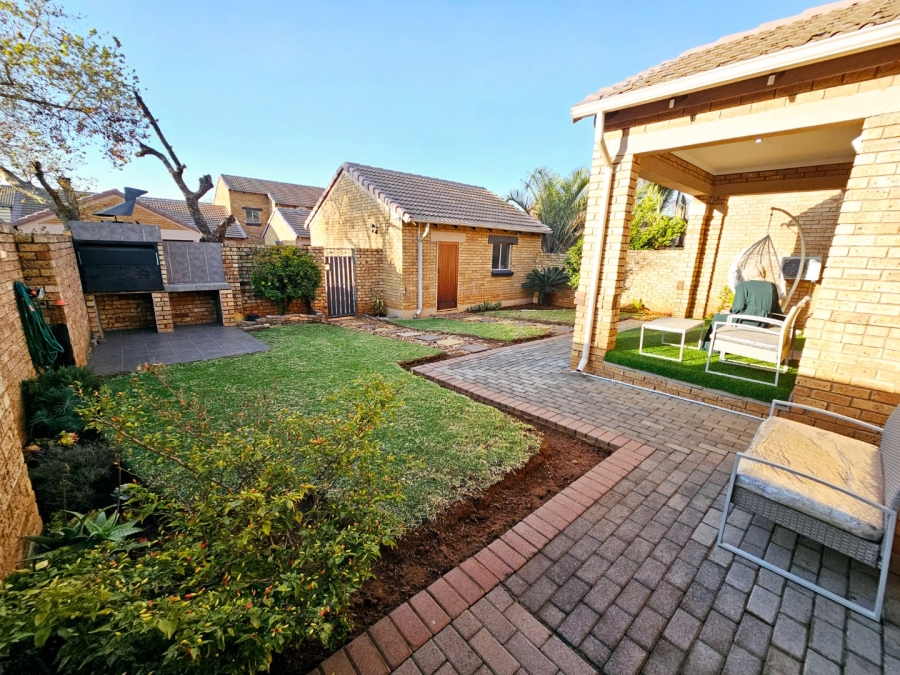 2 Bedroom Property for Sale in Monavoni Gauteng