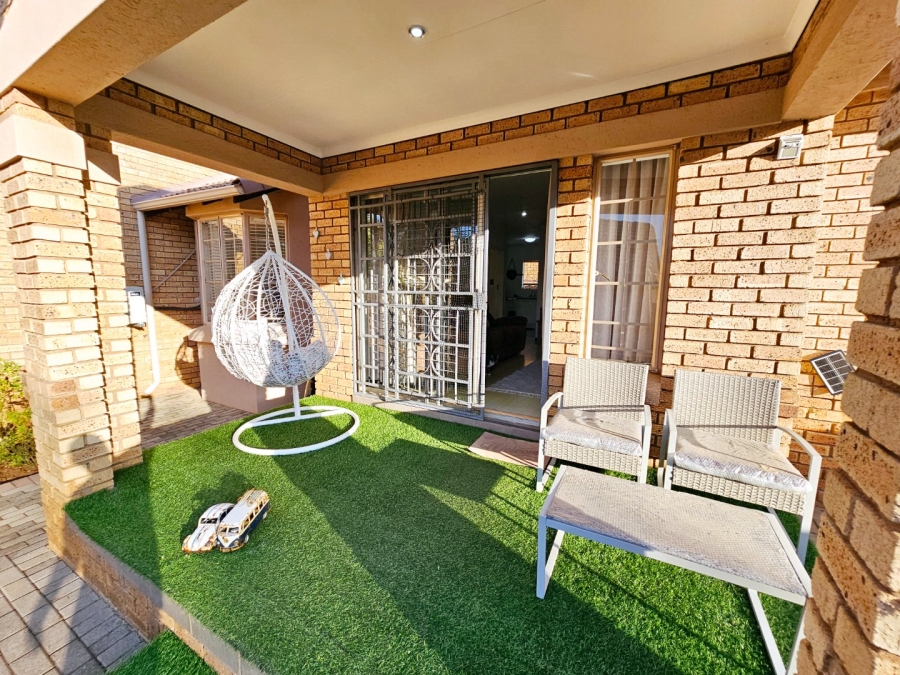 2 Bedroom Property for Sale in Monavoni Gauteng