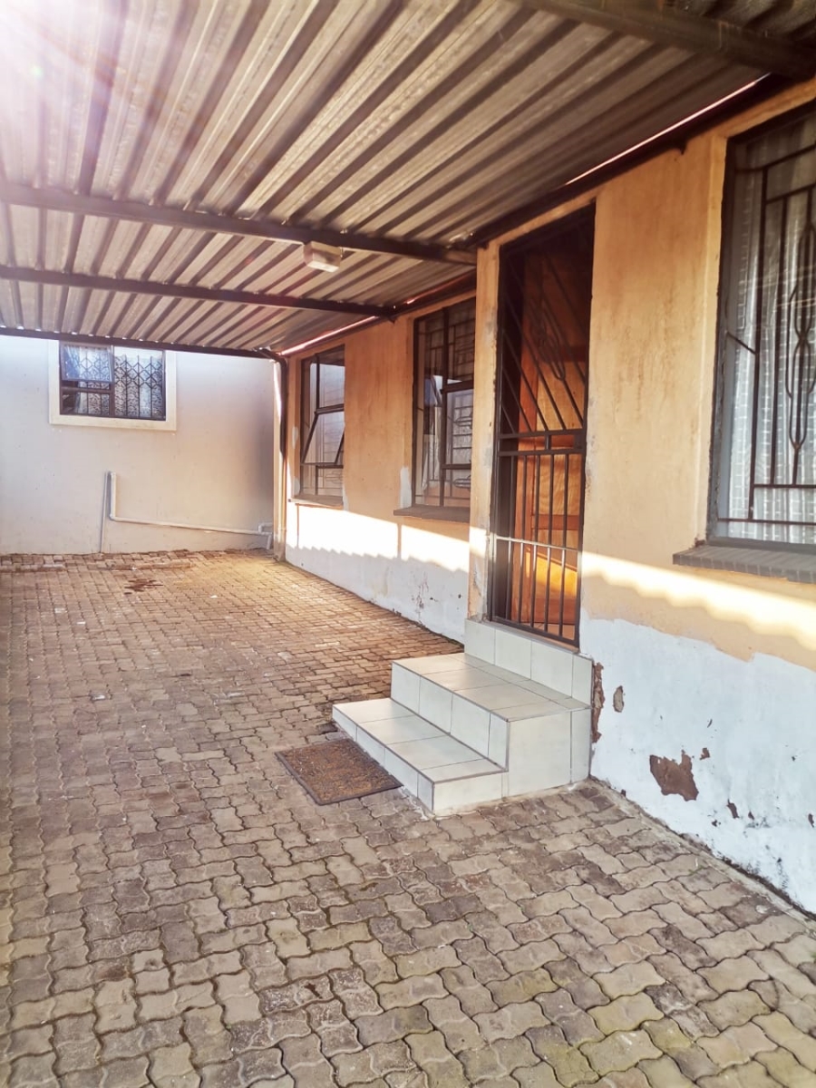 To Let 3 Bedroom Property for Rent in Clayville East Gauteng