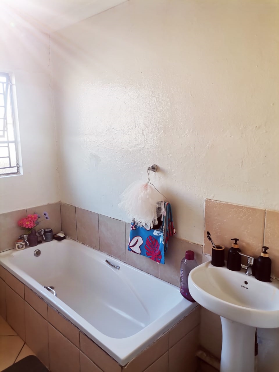 To Let 3 Bedroom Property for Rent in Clayville East Gauteng