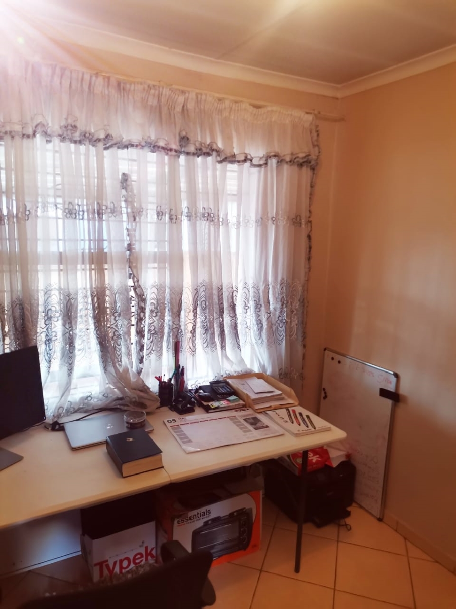 To Let 3 Bedroom Property for Rent in Clayville East Gauteng