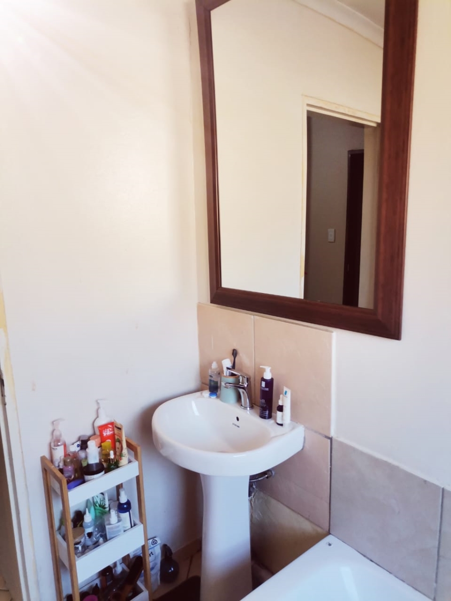 To Let 3 Bedroom Property for Rent in Clayville East Gauteng