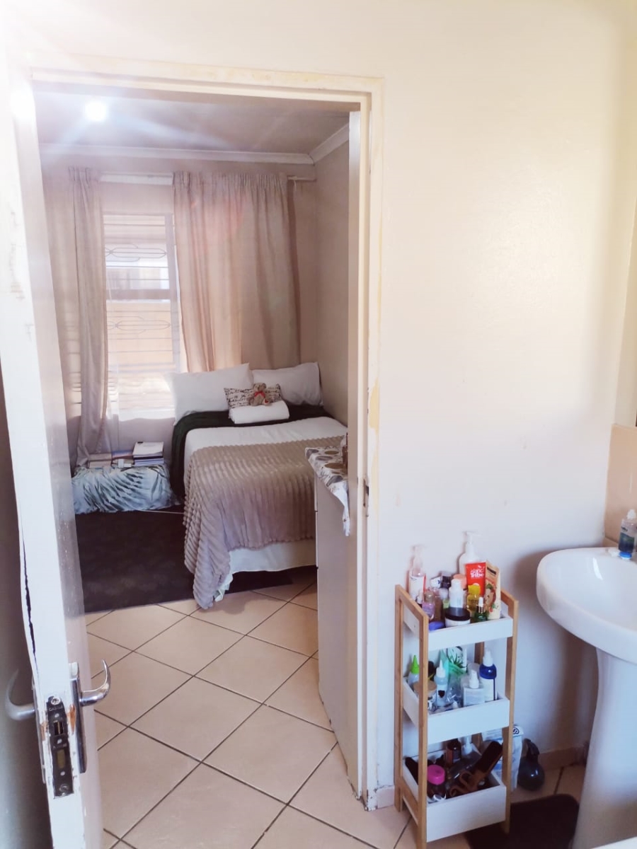 To Let 3 Bedroom Property for Rent in Clayville East Gauteng