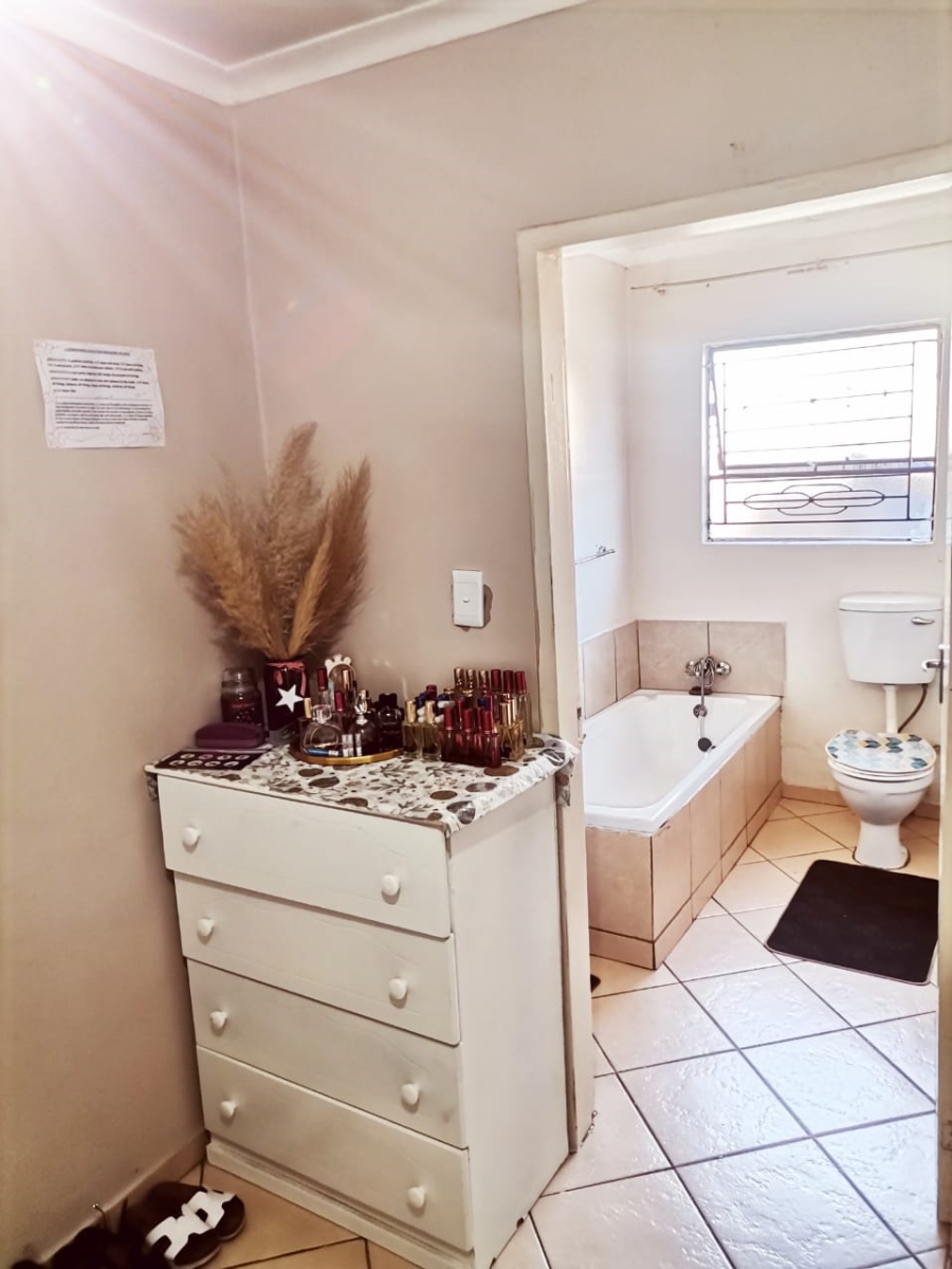 To Let 3 Bedroom Property for Rent in Clayville East Gauteng