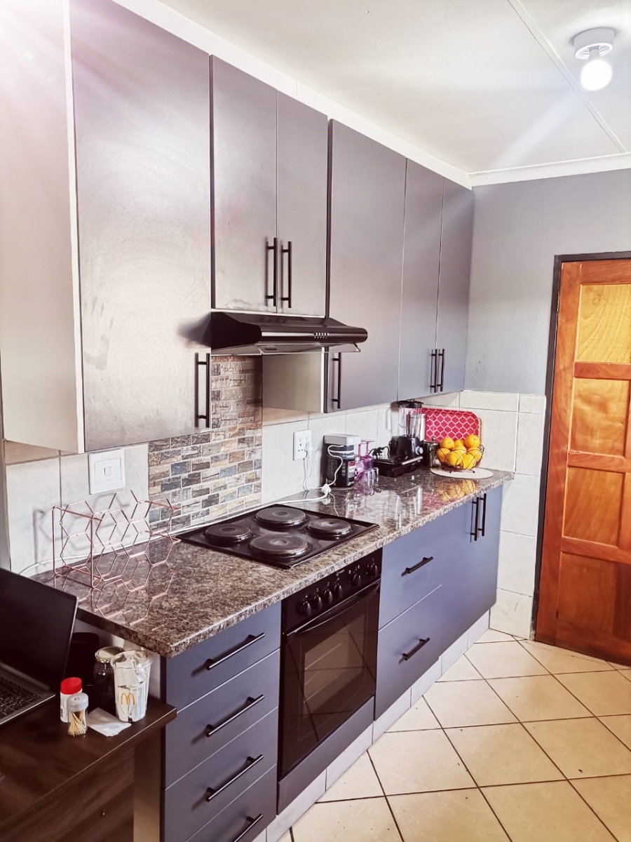 To Let 3 Bedroom Property for Rent in Clayville East Gauteng