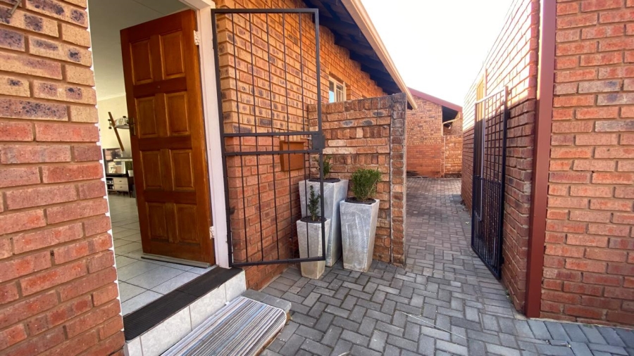 3 Bedroom Property for Sale in Eldoraigne Gauteng