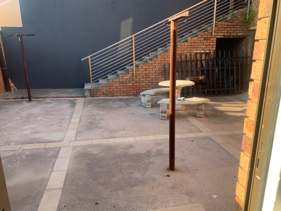 To Let 2 Bedroom Property for Rent in Mondeor Gauteng