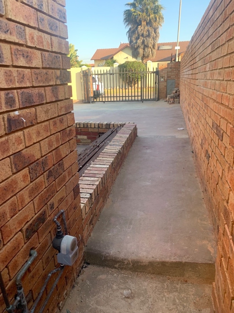 To Let 2 Bedroom Property for Rent in Mondeor Gauteng