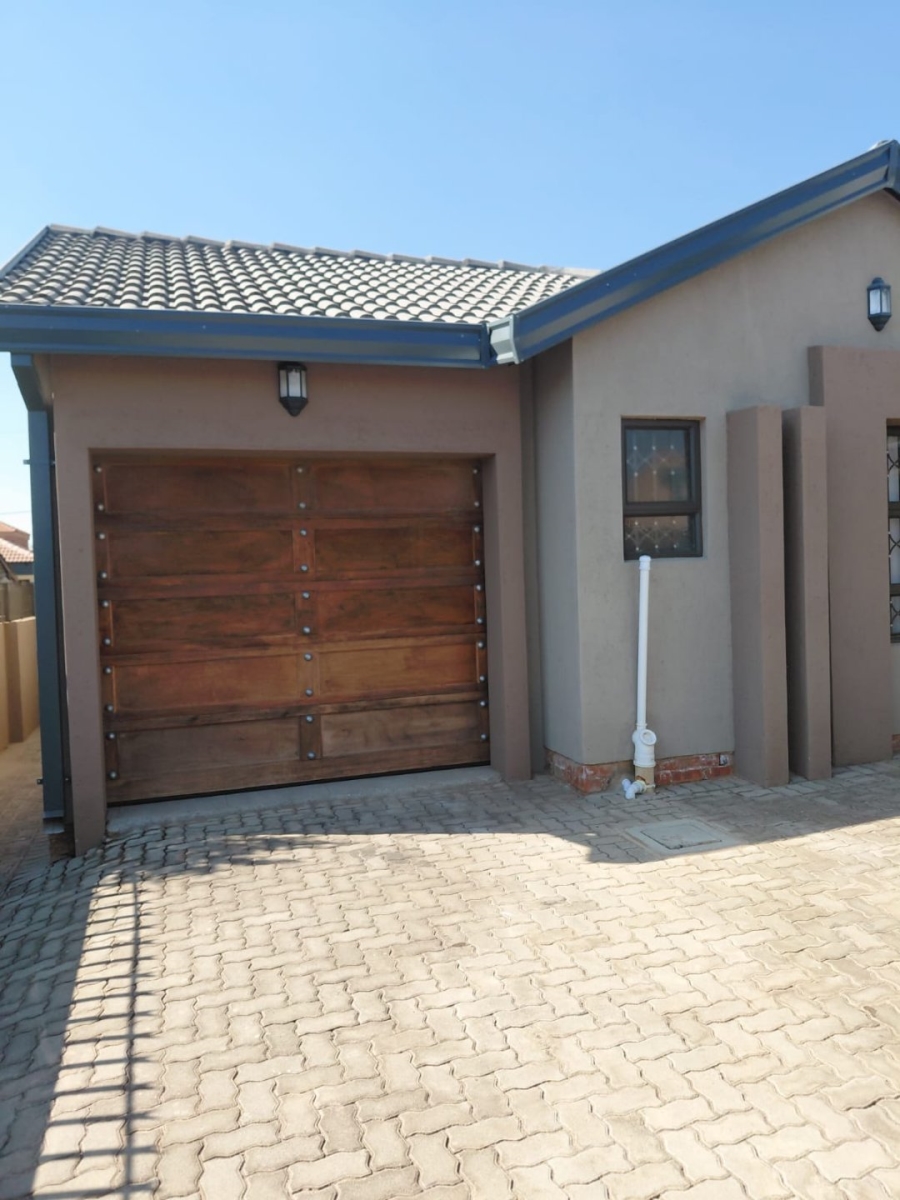 To Let 3 Bedroom Property for Rent in Soshanguve FF Gauteng