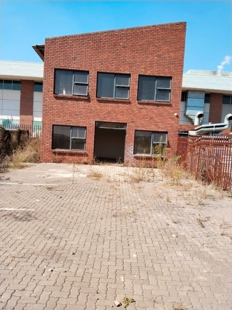  Bedroom Property for Sale in Clayville Industria Gauteng