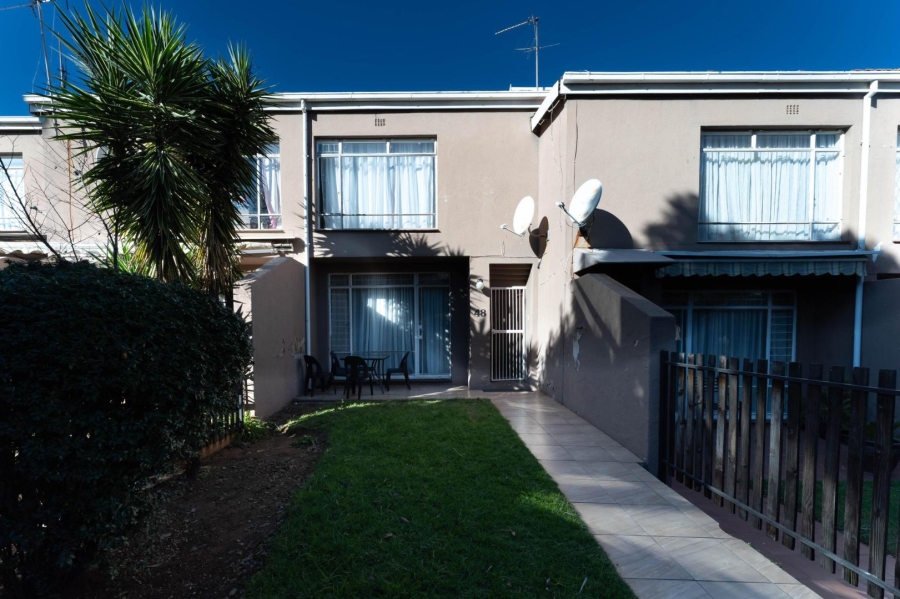 To Let 3 Bedroom Property for Rent in Florida Gauteng