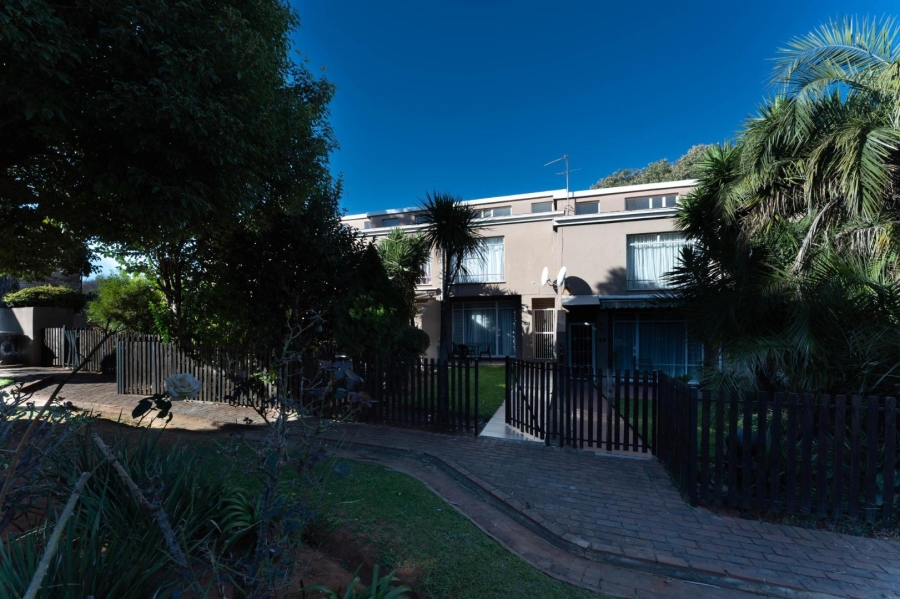 To Let 3 Bedroom Property for Rent in Florida Gauteng