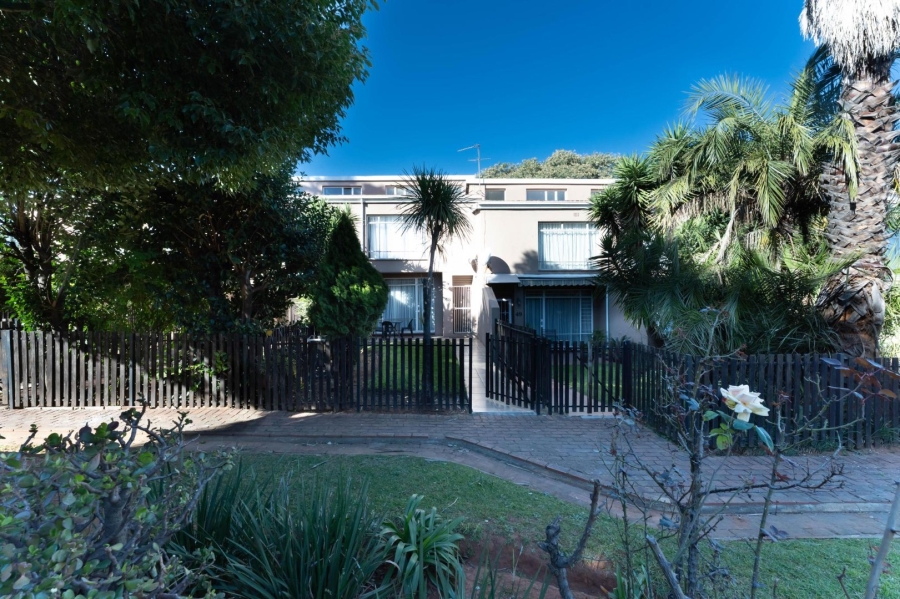 To Let 3 Bedroom Property for Rent in Florida Gauteng