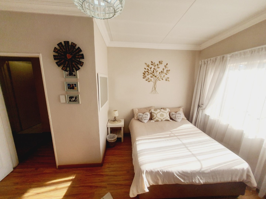 5 Bedroom Property for Sale in Elardus Park Gauteng