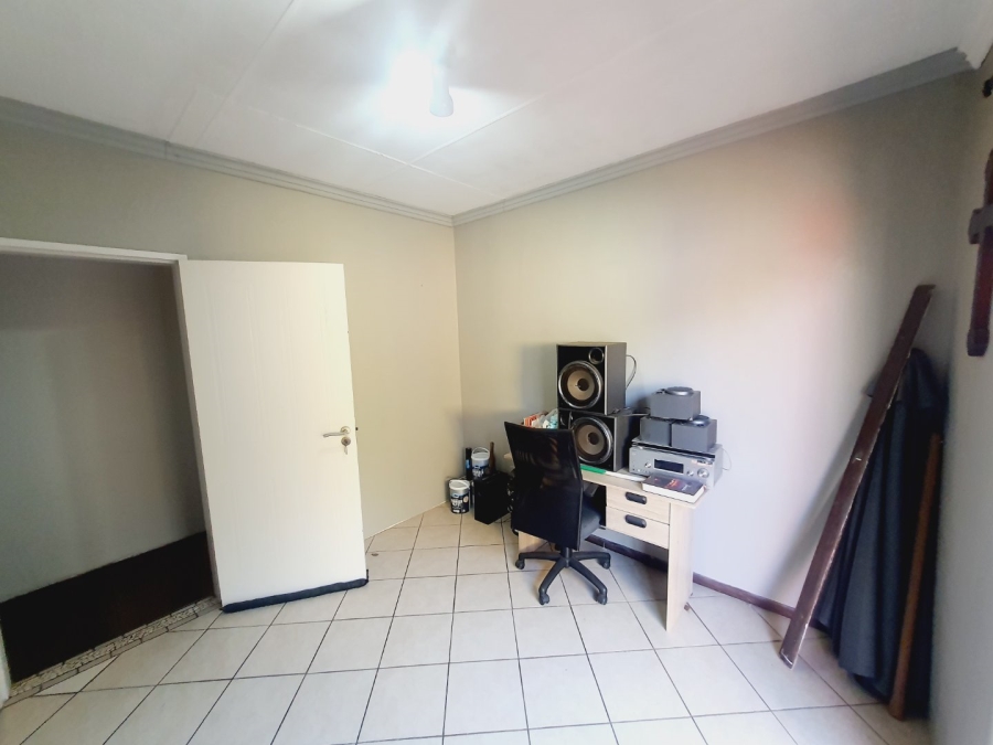 5 Bedroom Property for Sale in Elardus Park Gauteng