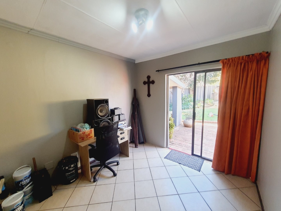 5 Bedroom Property for Sale in Elardus Park Gauteng
