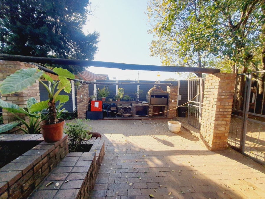 5 Bedroom Property for Sale in Elardus Park Gauteng